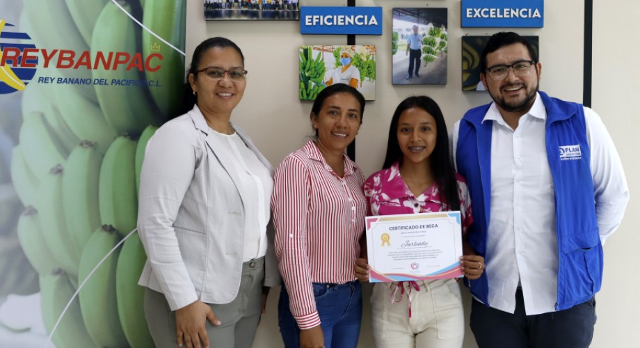 Adolescentes mujeres recibieron becas por parte de Reybanpac