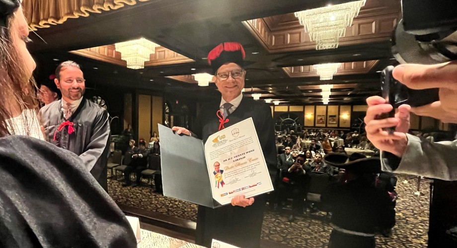 Vicente Wong recibe grado doctoral honoris causa